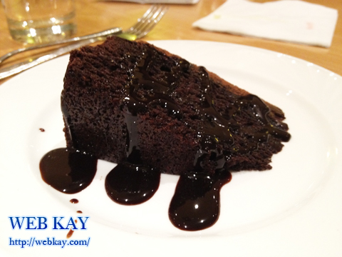 グロスターのホテル「ホリデイ・イン・グロスター」の夕食　チョコレートケーキ