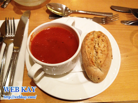 グロスターのホテル「ホリデイ・イン・グロスター」の夕食　トマトスープ＆パン
