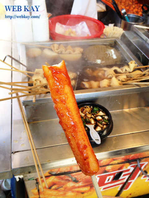 韓国ソウル市内 市場 屋台 立ち食い トッポッキ 揚げ物 キムマリ